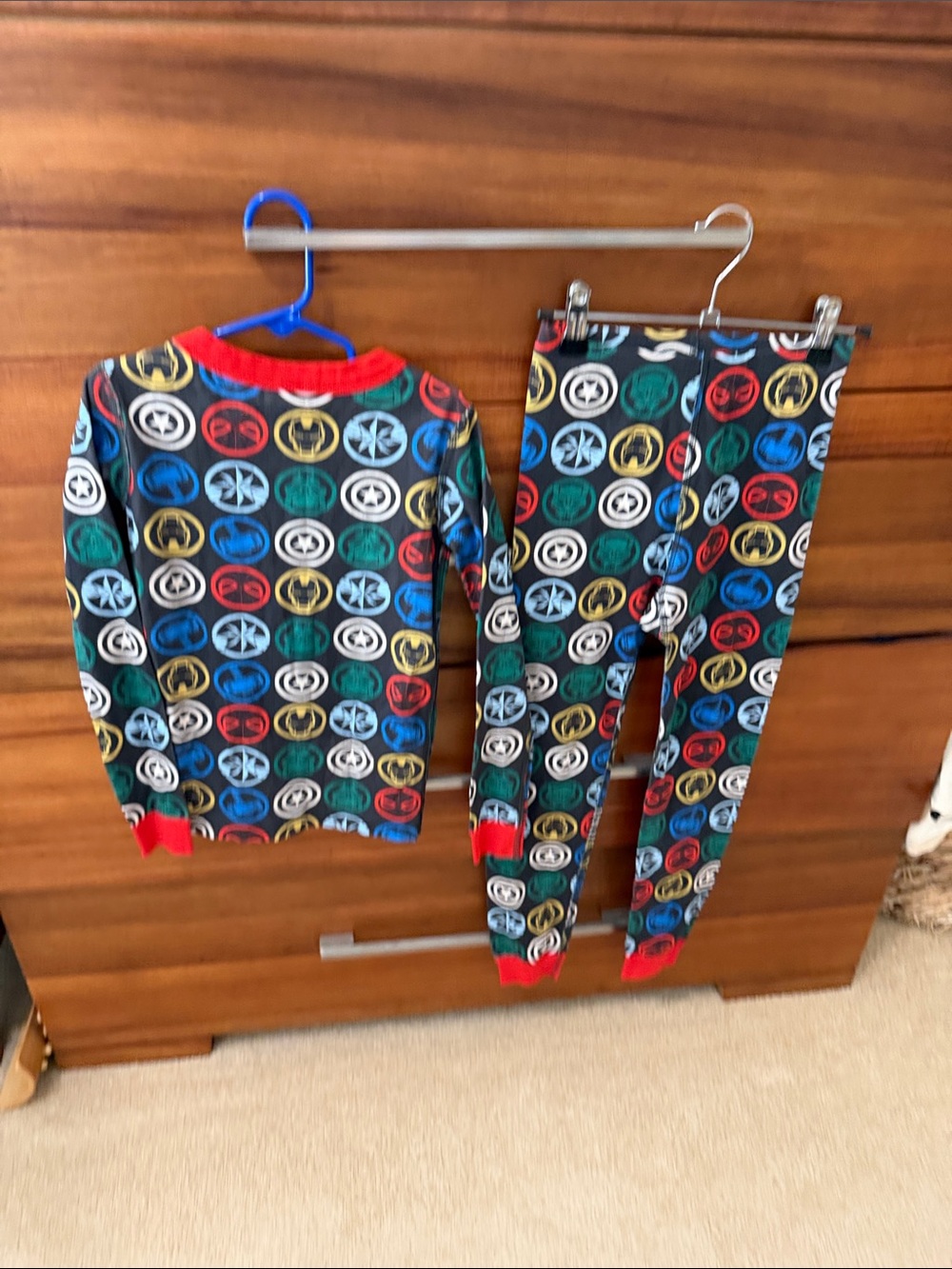 Hanna Andersson Black Marvel Icon Pajama Set with Red Trim